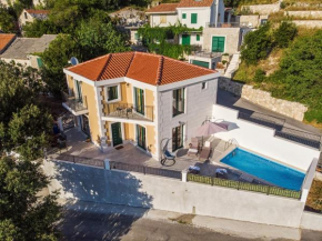 Holiday House with POOL, CLOSE TO THE BOTNICAL GARDEN